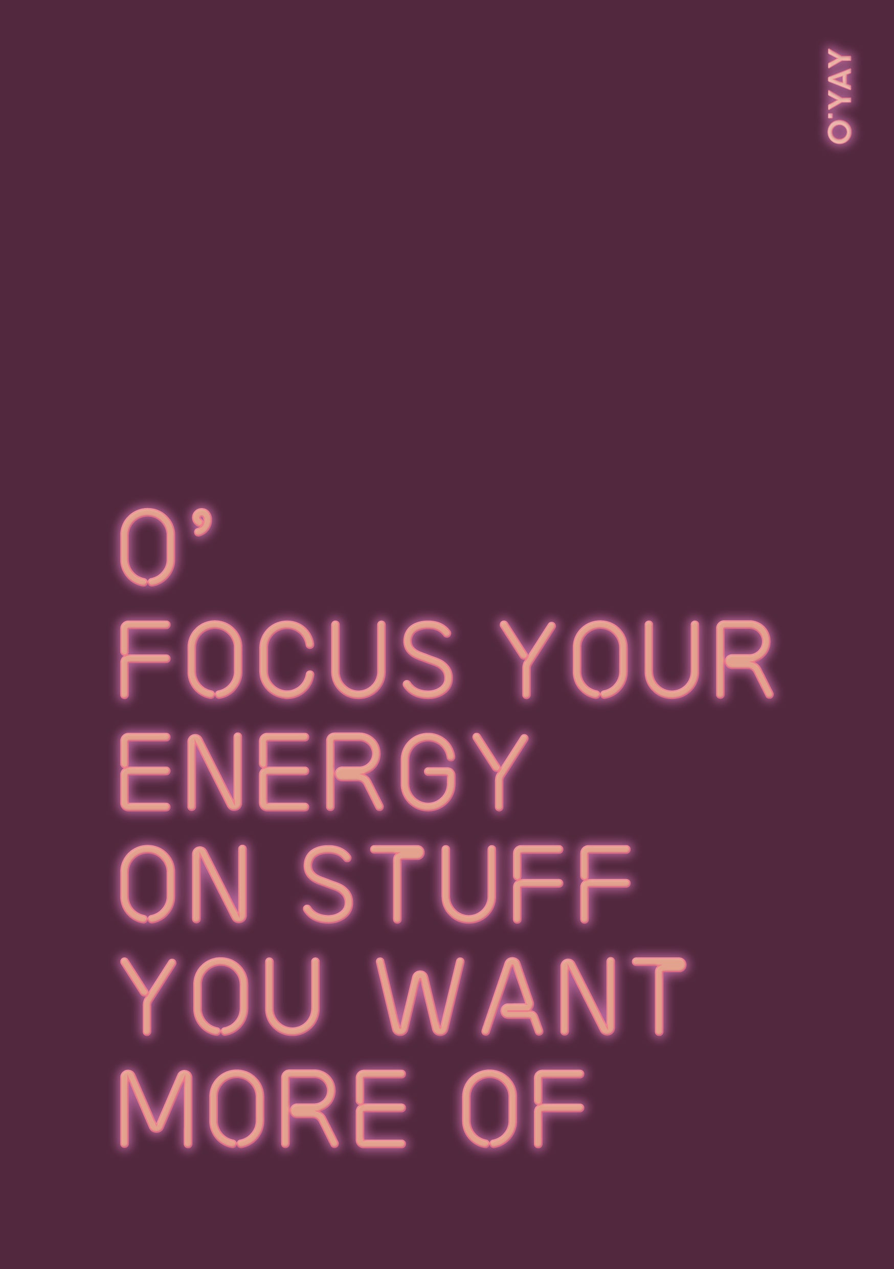 Kort med neonrosa tekst på mørkelilla baggrund – "O’ focus your energy on stuff you want more of" fra O’YAY, et motiverende kort i funky stil.