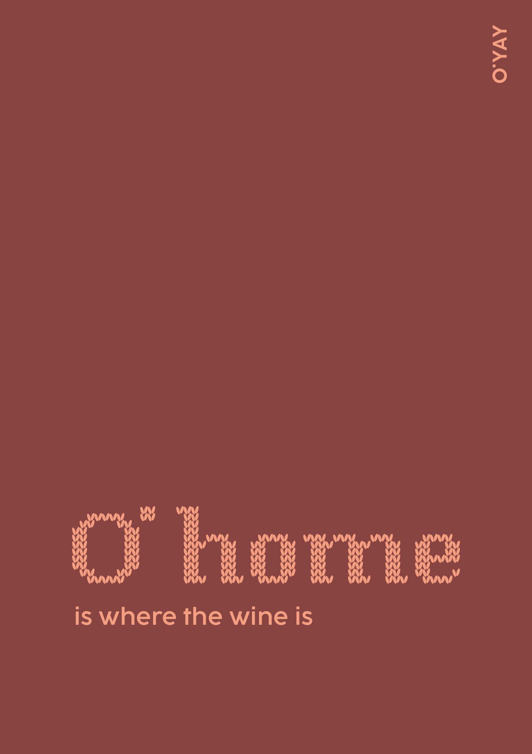 Brunt kort med strikket look og teksten "O’home is where the wine is" – hyggeligt og humoristisk design.