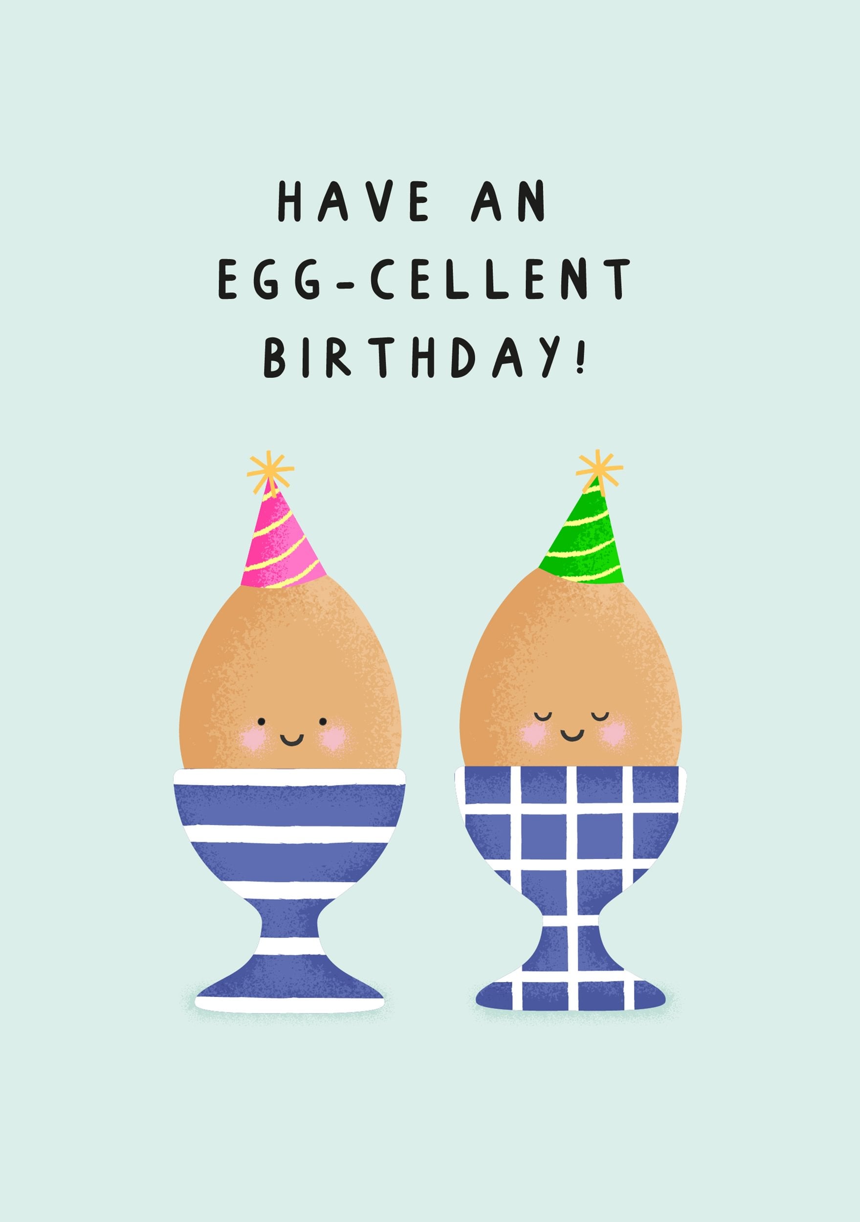 Fødselsdagskort med illustration af to smilende æg i æggebægre iført festhatte og teksten "Have an Egg-cellent Birthday". Humoristisk kort til madelskere.
