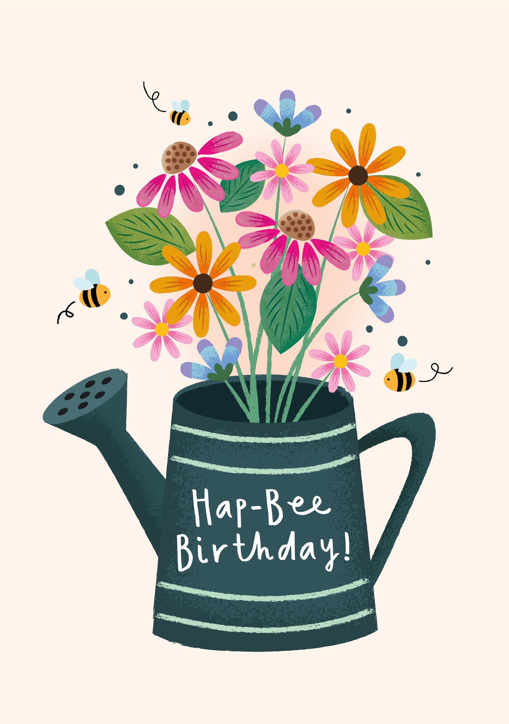 Fødselsdagskort med illustration af en mørkegrøn vandkande fyldt med farverige blomster og små bier, samt teksten "Hap-Bee Birthday". Perfekt til naturelskere.