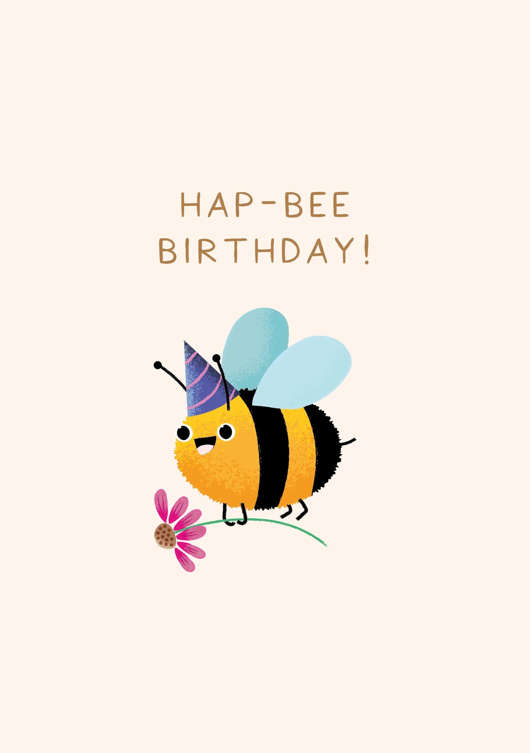 Fødselsdagskort med en glad bi iført en festhat, siddende på en blomst med teksten "Hap-Bee Birthday". Sødt kort til børn og naturelskere.